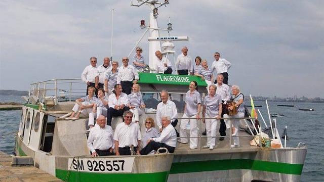 L'ensemble Vents et marées, ici à bord du fileyeur de Jean-Yves Bourcier, chanteront, à Saint-Malo, pour Matelots de vie