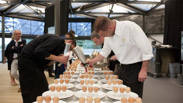 De grands restaurateurs mettent leur tablier pour les matelots de la vie