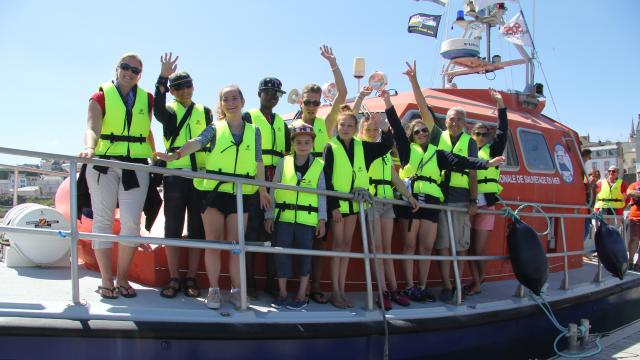 Jeudi 11 août, les matelots de la vie ont embarqué sur une vedette de la SNSM, à Douarnenez, pour une sortie d'une heure en mer d'Iroise.Ouest-France du 11 août 2016