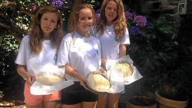 Kenza, Léna et Emma font partie de l'expédition organisée par Matelots de la vie, entre Brest et Pornichet. Hier, à Douarnenez, elles ont préparé des kouign-amann qu'elles ont fait cuire à la boulangerie des Plomarc'h.