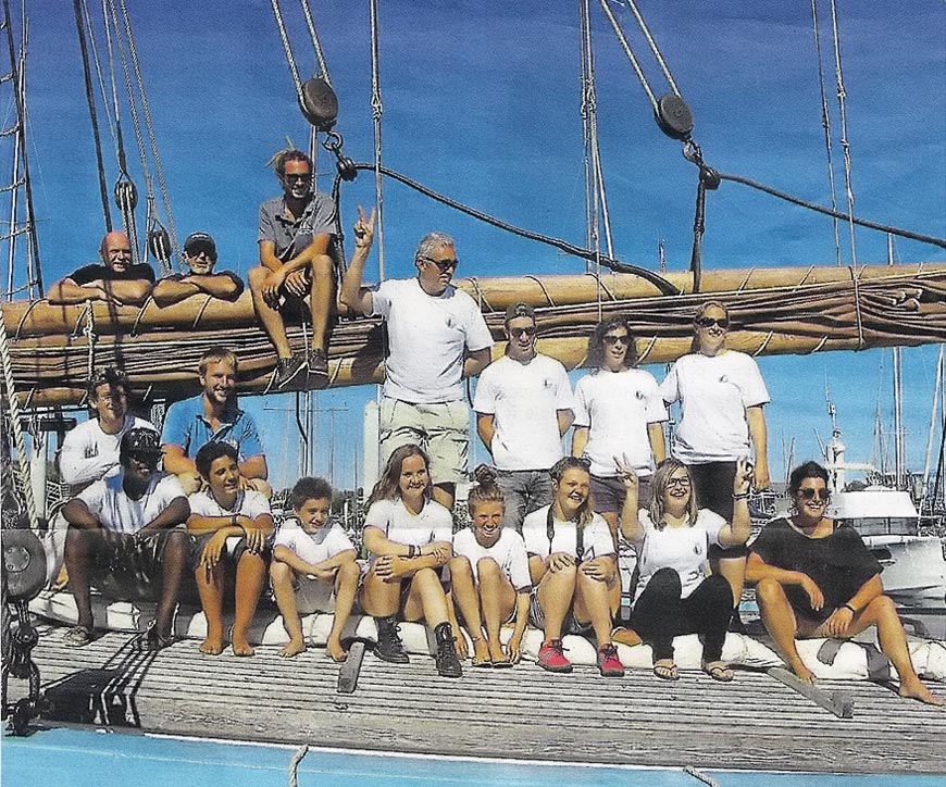 L'équipage, composé d'enfants guéris d'importantes maladies, était accompagné de Loïck Peyron (avec la casquette en haut à gauche)