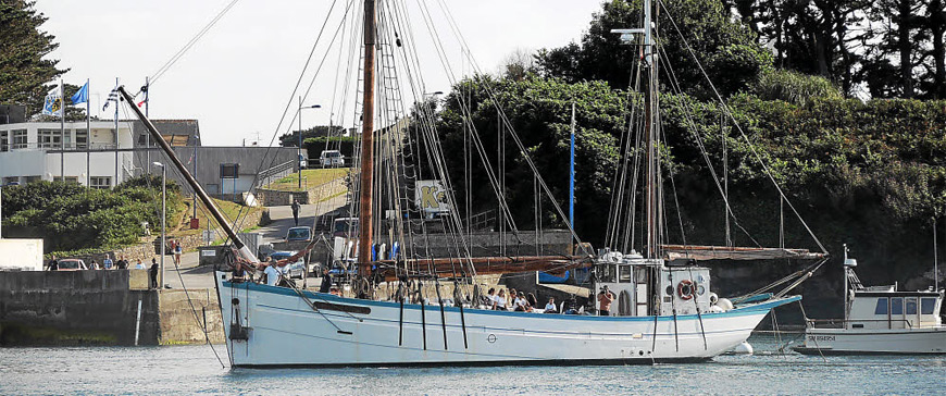 Le Fleur-de-Lampaul, lors de son entrée au port de Lanildut, vendredi soir. Le Télégramme 07 août 2016