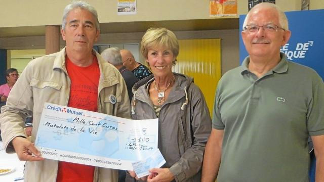 Jean-Michel Poirier remet un chèque de 1100 € aux Matelots de la vie - Ouest France du 09 septembre 2017