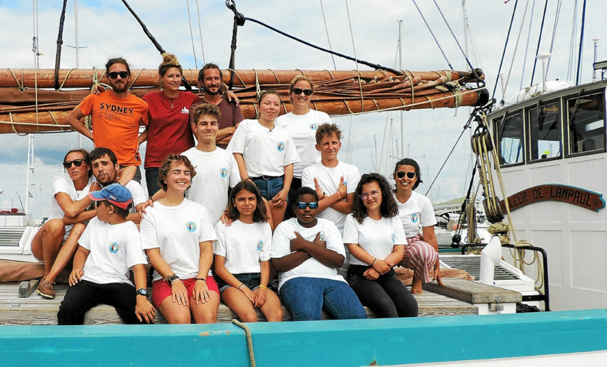 Du 2 au 23 août, la Thurialaise Alwena (1er rang à droite) et sept autres adolescents en rémission de maladies graves ont embarqué pour l’expédition « De la Loire à l’Atlantique », organisée par l’association Les Matelots de la vie