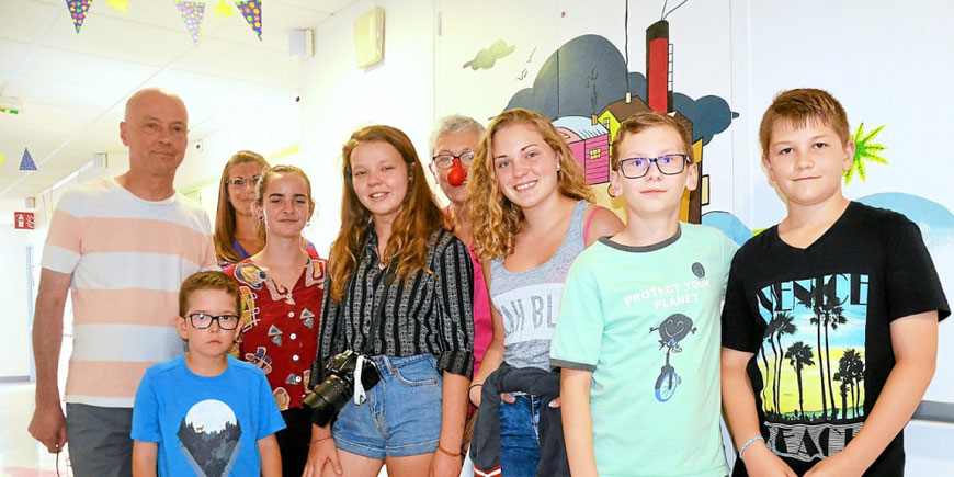 Emma (avec l’appareil photo autour du cou), 17 ans, est entourée des jeunes qui participent à la semaine de vacances organisée par l’association Petits cadeaux pour gros bobos, présidée par Bruno Lejeune (à gauche), ainsi que deux membres de l’équipe pédiatrie de l’hôpital lannionnais.