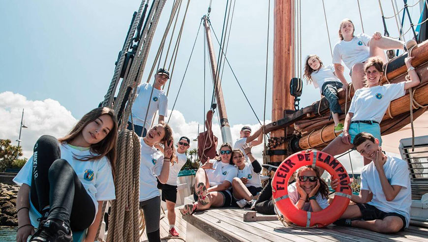 Les huit « Matelots de la vie » et leurs accompagnateurs sur le pont de Fleur de Lampaul, dans le port de Saint-Vaast-la-Hougue. | HUGO SMAGUE, OUEST-FRANCE