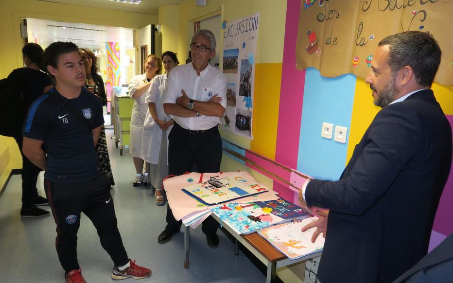 Le Chesnay-Rocquencourt, hôpital Mignot, ce vendredi. Le secrétaire d’État en charge de la protection de l’enfance Adrien Taquet (à dr.) a rencontré un des jeunes malades qui a pu partir en mer sur un voilier grâce à l’association Matelots de la Vie. LP/Laurent Mansart