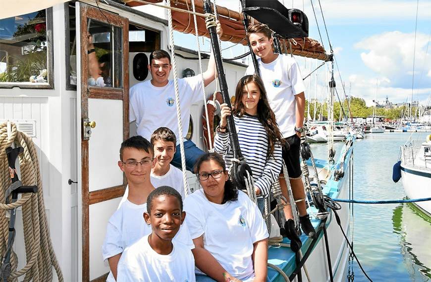 Photo : Après leur journée de chantier à Ilur, les jeunes matelots de la vie étaient à Vannes. « En expédition, on oublie ce qu’on a vécu » explique Safa.