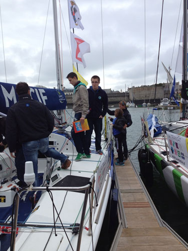 Avant le départ de la transat AG2R, nos matelots ont été à la rencontre des skippers MACIF pour leur remettre le pavillon des Matelots de la Vie, une bouteille avec un message pour les enfants de Saint Barth et avoir un long entretien