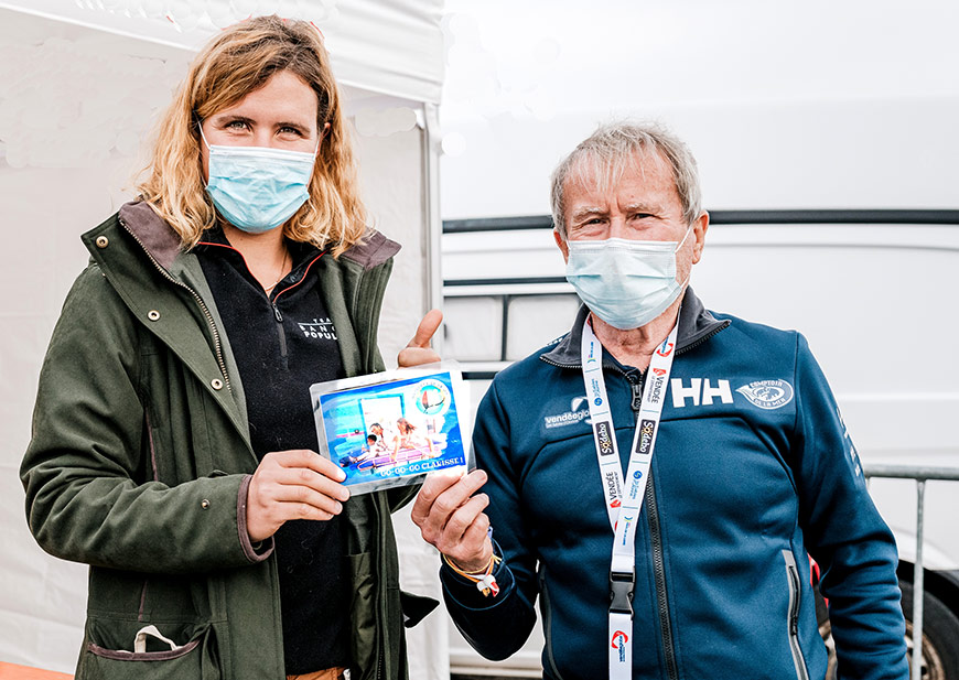 Jean-Yves CHAUVE, membre fondateur des Matelots de la Vie et médecin du Vendée Globe, remet le petit mot des Matelots de la Vie à Clarisse CREMER avant son départ pour le Vendée Globe aux Sables d'Olonne.  photo copyright Jean-Louis Carli