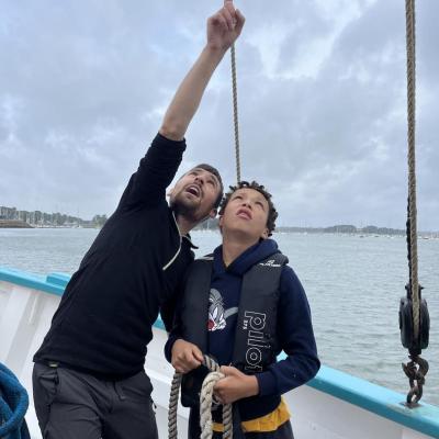 Clément et Khemys observant la grand-voile.