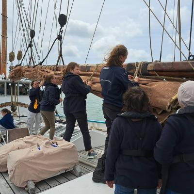 Pliage de la grand-voile.
