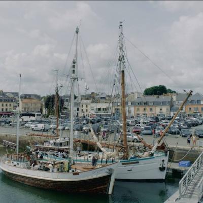 Les deux vieux gréements à couple au port de Concarneau.