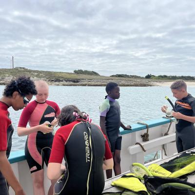 Préparation des tenues pour la baignade aux Glénans