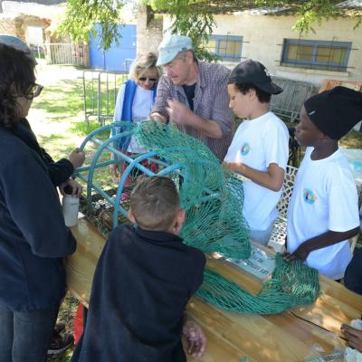 Réparation d’un casier de pêche.