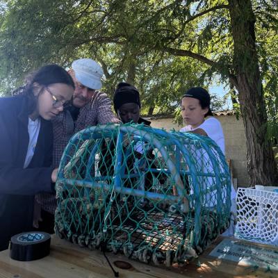 Réparation d’un casier de pêche.