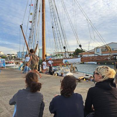 Les matelots s’amusent sur le quai pendant le concert