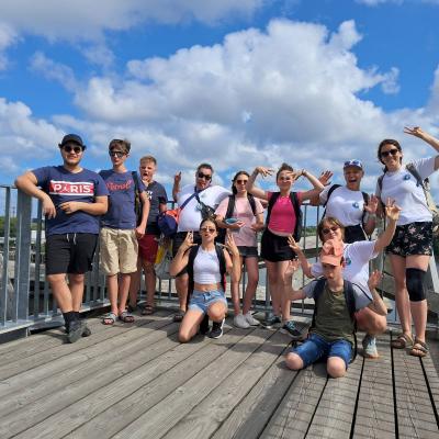 Photo de groupe sur une des œuvres du voyage à Nantes : les matelots en grande forme après une après-midi balade dans Nantes
