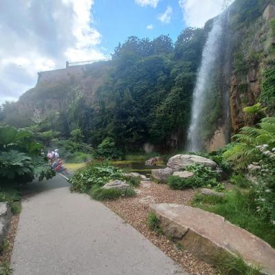 Les matelots devant la cascade du jardin extraordinaire