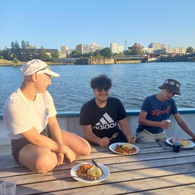 Les matelots partagent leur dernier repas au Pomton de Belem. Ce soir Couscous. 