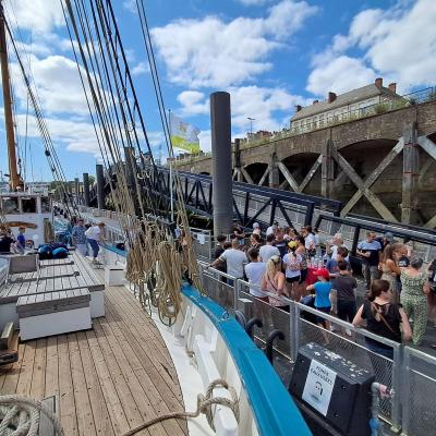 Pot d’arrivée : De belles retrouvailles pour les matelots sur ponton Belém à Nantes