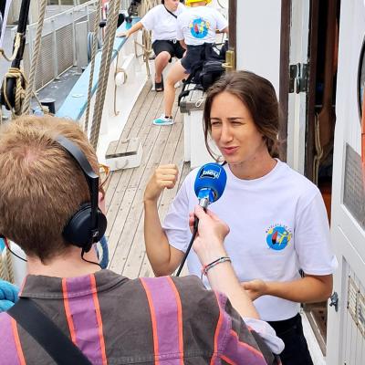ITW de Camille sur France Bleu : la chef d’expédition répond aux questions des journalistes pour promouvoir le séjour sur les ondes de toute la région