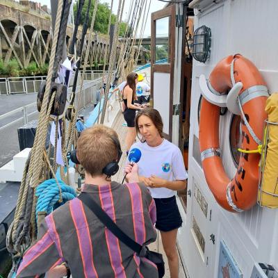 Interview de Camille sur France Bleu : la chef d’expédition répond aux questions des journalistes pour promouvoir le séjour sur les ondes de toute la région