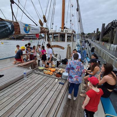 Déjeuner avec L’ESEAN : les matelots ont rencontré des Zoé, Cassandra et Anaïs ado de l’ESEAN et Carine leur encadrante pour un déjeuner sur le pont