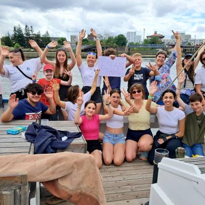 Photo de groupe avec l’équipe de l’ESEAN venu voir les matelots
