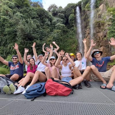 Photo de groupe au jardin extraordinaire : les matelots ont découvert le jardin sorti tout droit des livres de Jules Vernes