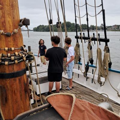Yanis, Thomas et Julien surveillent la descente de la Loire