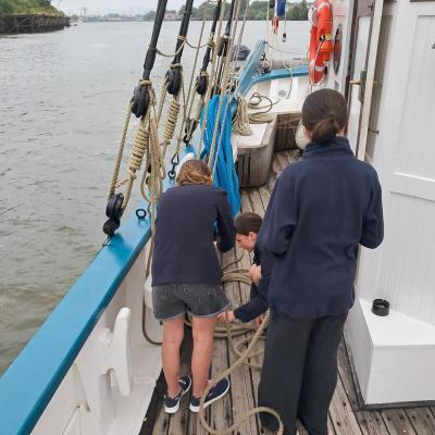 Lou, Lise et Maëly lovent la drisse de l'artimon