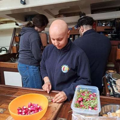 Maeline, Yanis et Telma préparent la salade de radis du jour
