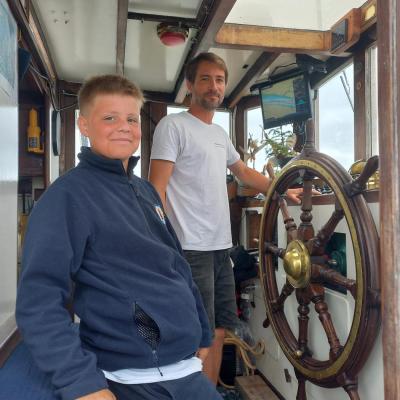 Greg et Gabin tous les deux réunis à bord de la passerelle pour un moment d’échange