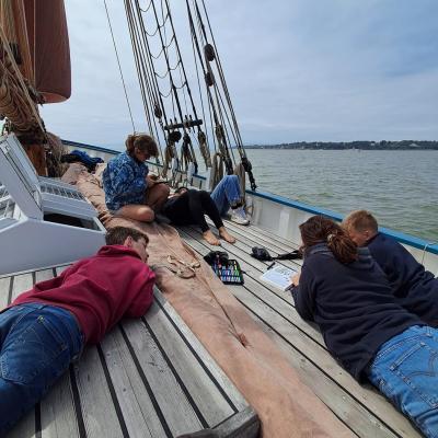 Capture d’un moment de vue à bord entre les siestes, l’observation de la mer, et un cours d’ornithologie