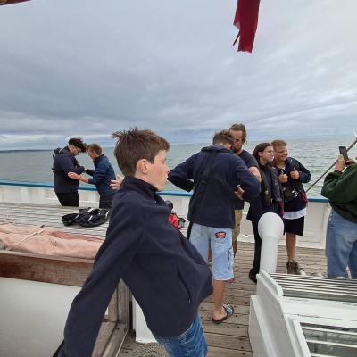Bien arrivés au mouillage devant Pornic, les matelots s’équipent 
