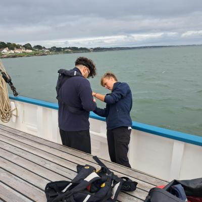Yanis met son gilet de Sauvetage avec Lucie
