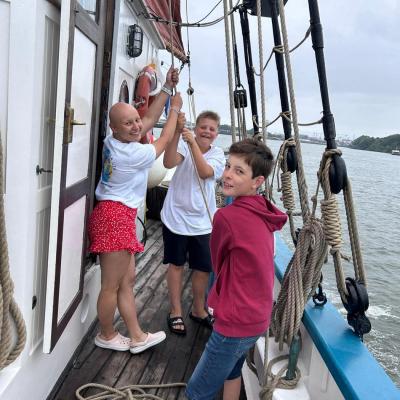 De l’autre côté, Telma, Gabin et Abel hissent la voile de l’artimon