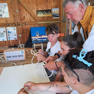 Nancy, Thomas, et Maëlys : atelier nœuds marins aux côtés de Christian