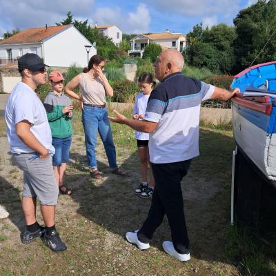 Découverte des différentes parties d’un bateau en bois avec Lionel, et Yanis, Abel, Lou et Maëline