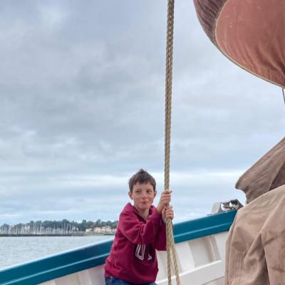 Yanis retient la drisse de Trinquette