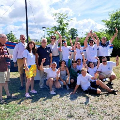 Photo de groupe devant un des bateaux restaurés par les membres de l’association 