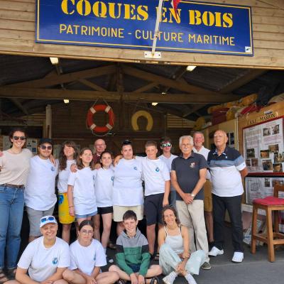 Photo de groupe devant le local de l’association 