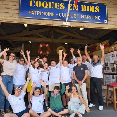 Photo de groupe devant le local de l’association 
