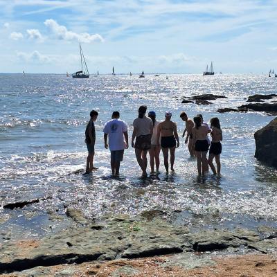 Les matelots tous ensemble pour une baignade avec vue sur Fleur de Lampaul