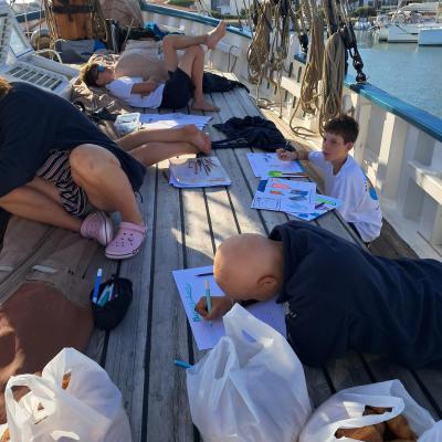 Atelier carnet de bord pour les enfants hospitalisés. Gatien, un ancien matelot nous a apporté des croissants et des pains au chocolat