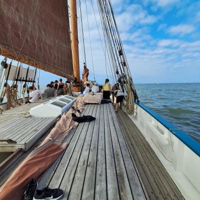 Les matelots et les encadrants à l’avant pour écouter les instructions des marins : Julien et Lucie