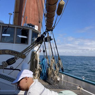 Telma lit un livre pendant la navigation. Un peu de temps pour soi