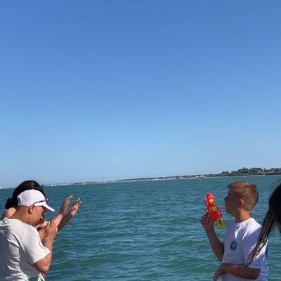 Telma et Maëline qui se font arroser par Gabin 