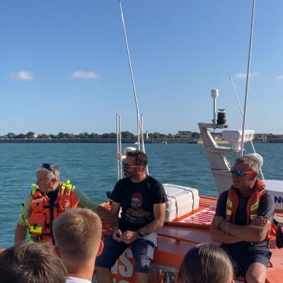 La SNSM est venue à bord pour nous raconter leur rôle en mer et les matelots étaient à l’écoute et intéressés
